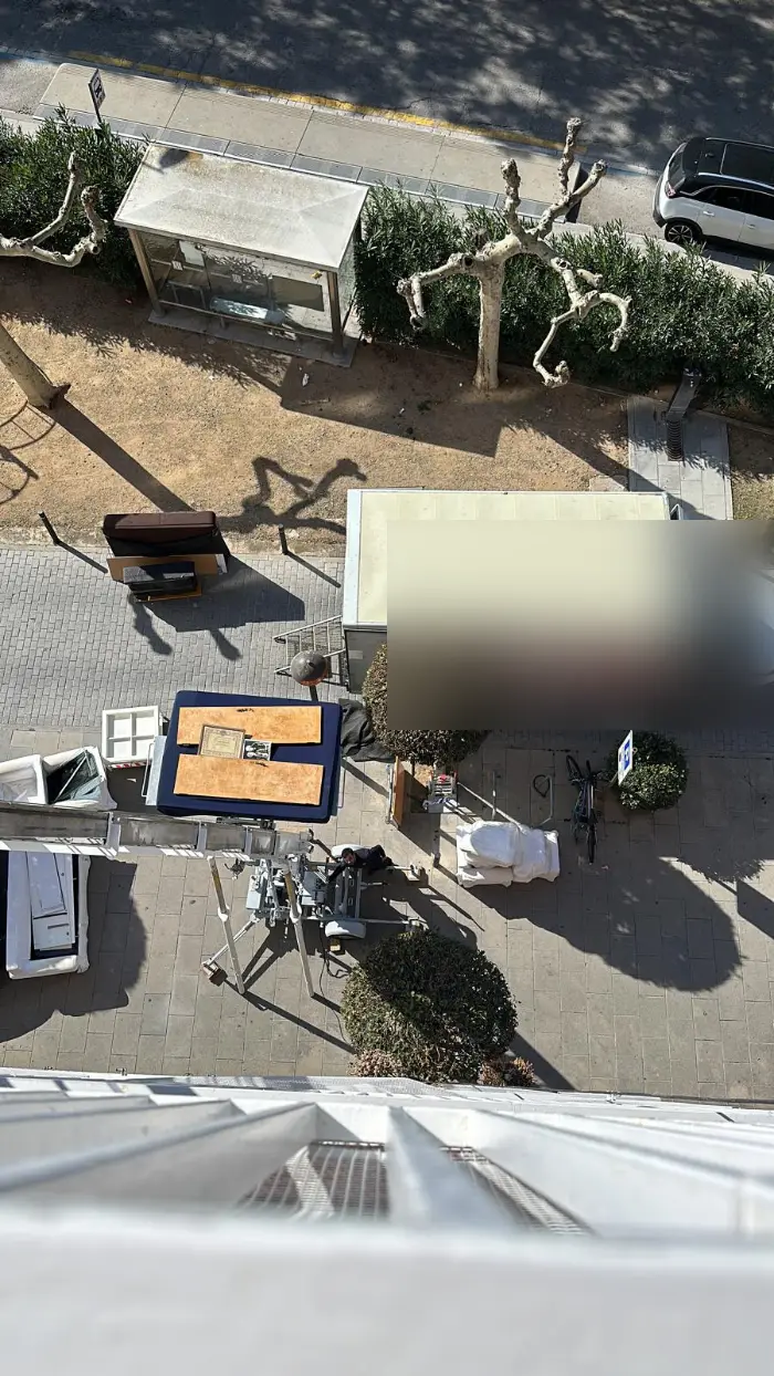Vaciado de hoteles en Girona: retirada de mobiliario con elevador desde una planta alta