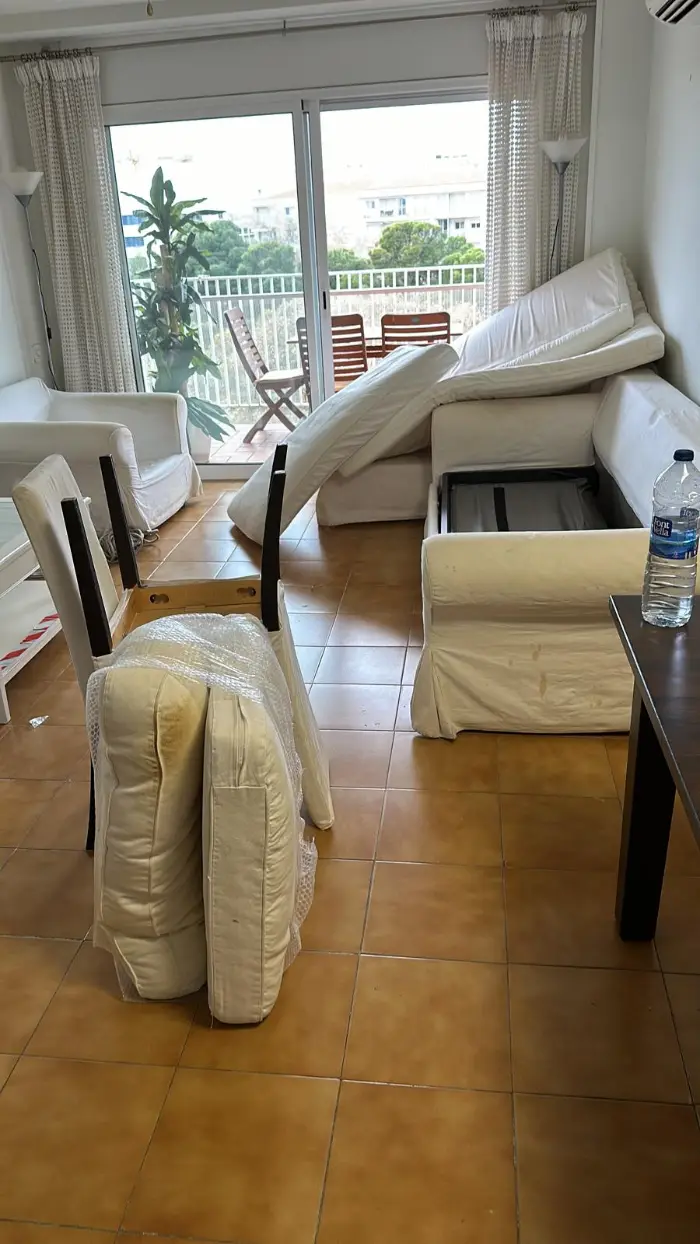 Vaciado de hoteles en Salou: sofás y mobiliario de apartamento preparados para retirar