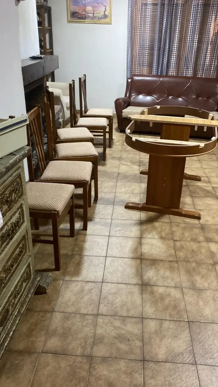 Vaciado de hoteles en Tarragona: sillas y mobiliario de comedor por retirar