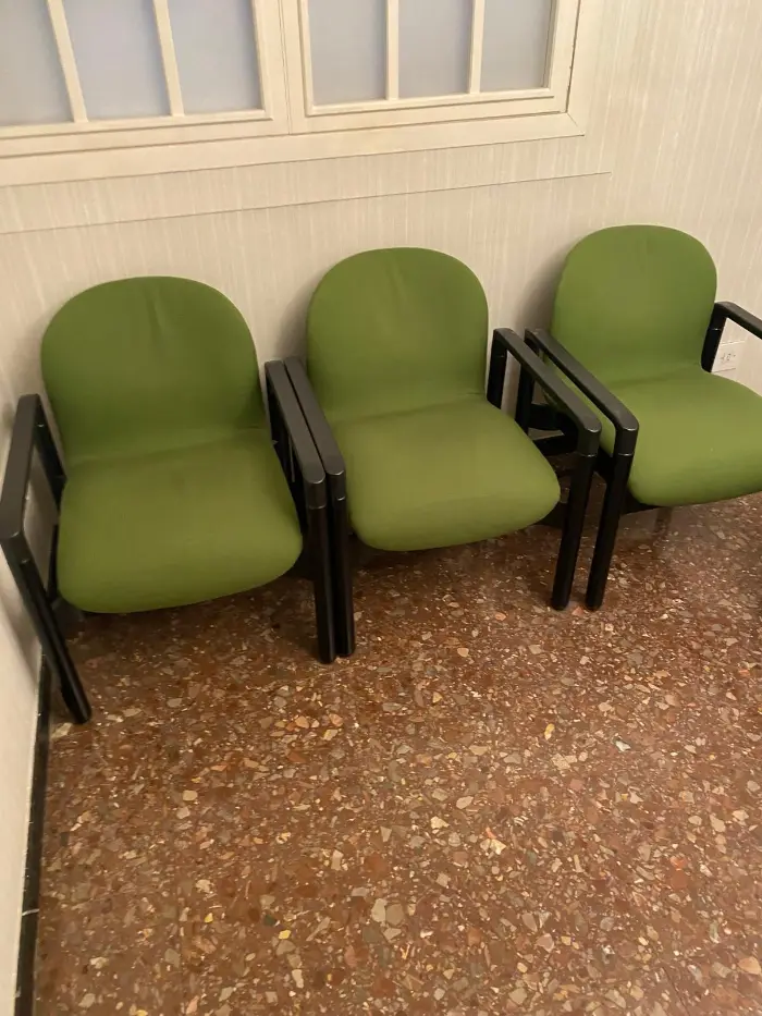 Vaciado de oficinas en Girona: butacas de sala de espera por retirar