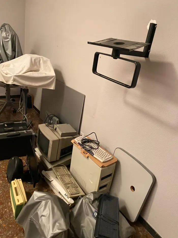Vaciado de oficinas en Lleida: ordenadores y material de oficina preparados para retirar