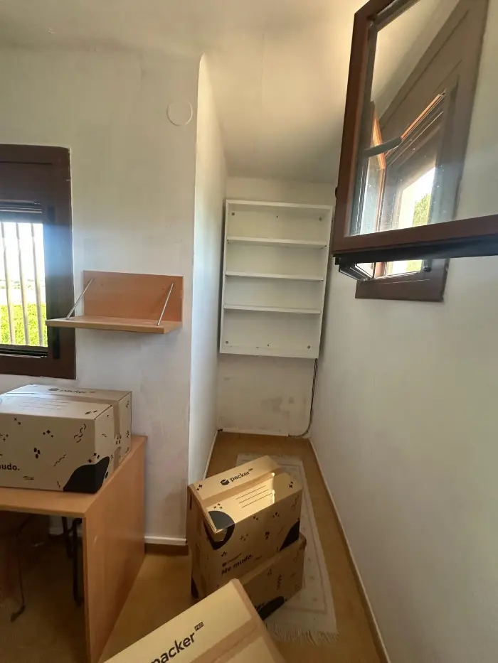 Vaciado de trasteros en Tarragona: cuarto trastero con cajas y muebles antes del vaciado