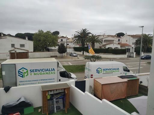 Camiones de Servicialia preparados para una mudanza en Amposta