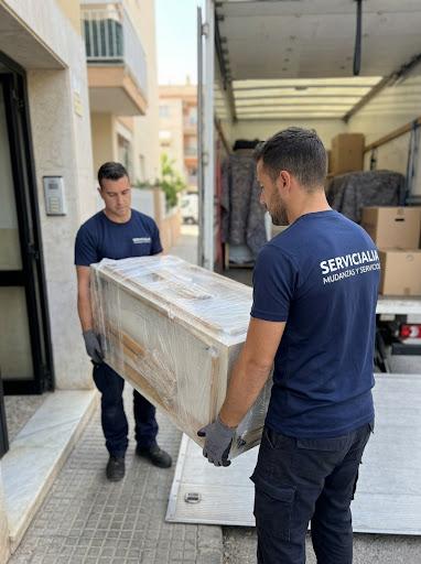 Mudanzas en Altafulla: operarios de Servicialia cargando un mueble