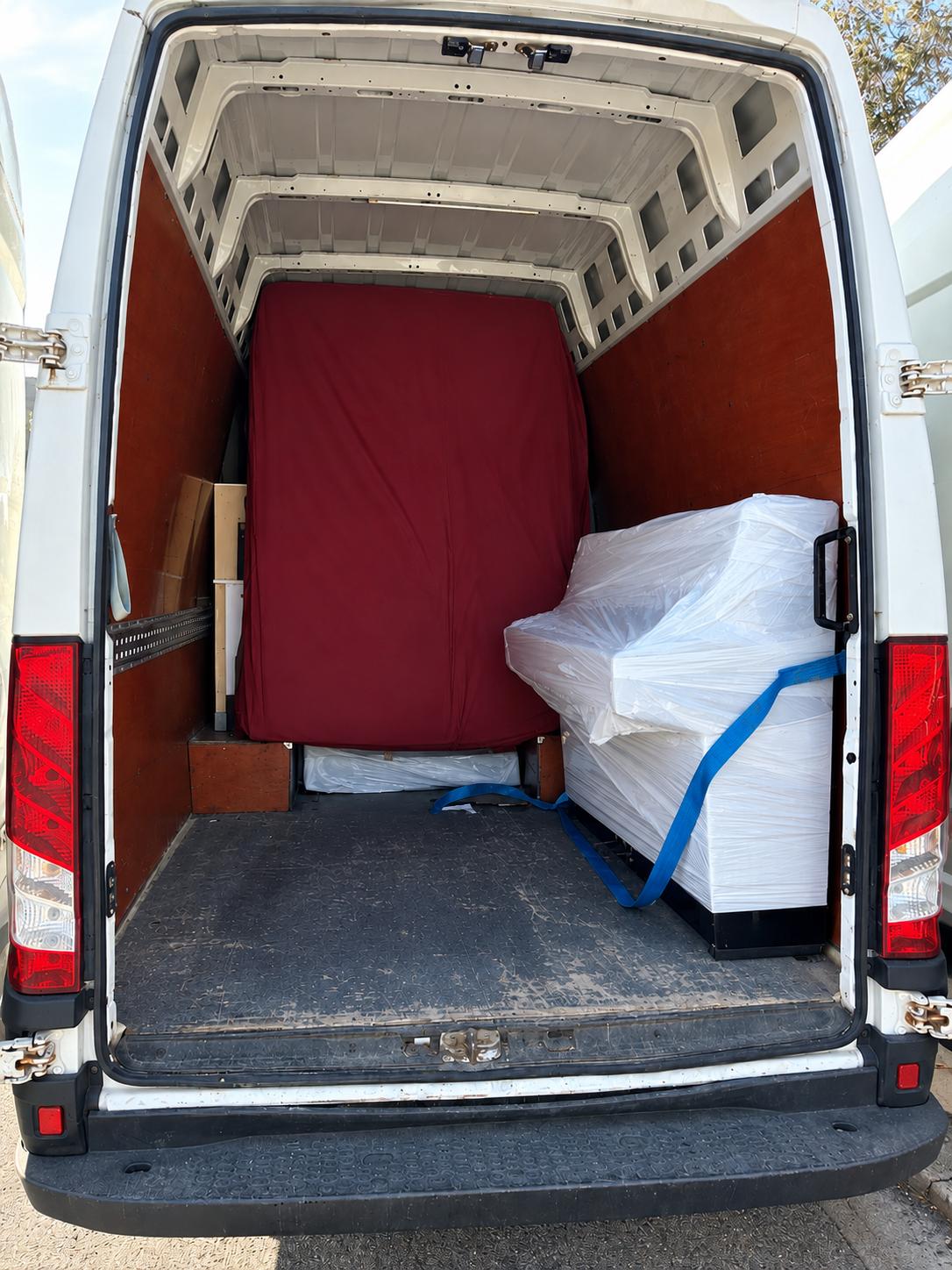 Mudanzas en Altafulla: camión cargado con muebles protegidos